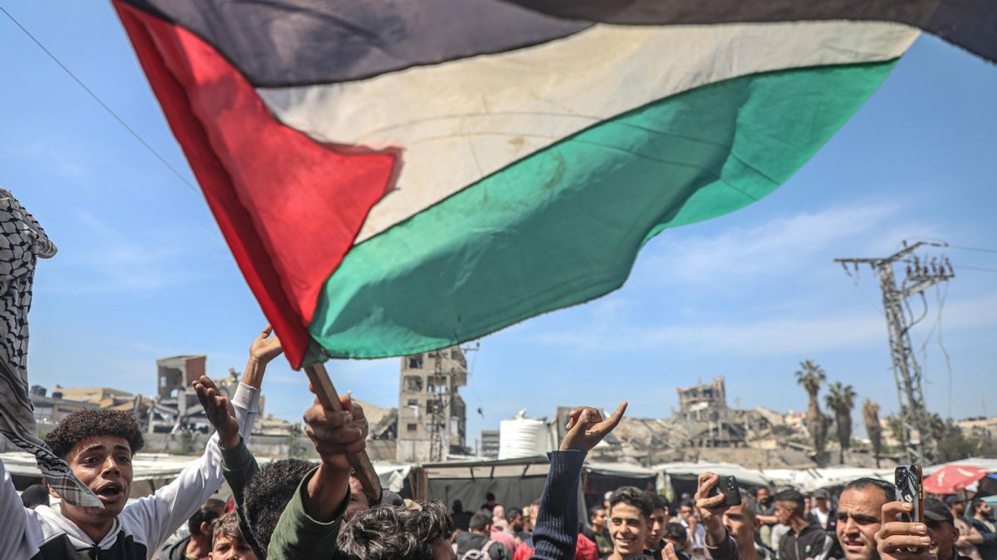 Los palestinos se reúnen para protestar contra la guerra en curso entre Israel y Hamas y el bloqueo israelí de la Franja de Gaza, en la ciudad de Gaza, 26 de marzo de 2025. Más de 50,000 palestinos y más de 1,400 israelíes han sido asesinados, según el Ministerio de Salud de Palestina y las Fuerzas de Defensa de Israel (FDI), desde que militantes de Hamas lanzaron un ataque contra Israel desde la Franja de Gaza el 07 de octubre de 2023, y las operaciones israelíes en Gaza y Cisjordania que le siguieron. (Protestas) EFE/EPA/MOHAMMED SABER