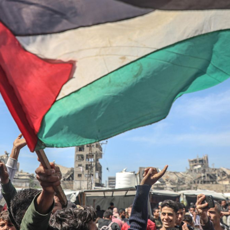 Los palestinos se reúnen para protestar contra la guerra en curso entre Israel y Hamas y el bloqueo israelí de la Franja de Gaza, en la ciudad de Gaza, 26 de marzo de 2025. Más de 50,000 palestinos y más de 1,400 israelíes han sido asesinados, según el Ministerio de Salud de Palestina y las Fuerzas de Defensa de Israel (FDI), desde que militantes de Hamas lanzaron un ataque contra Israel desde la Franja de Gaza el 07 de octubre de 2023, y las operaciones israelíes en Gaza y Cisjordania que le siguieron. (Protestas) EFE/EPA/MOHAMMED SABER