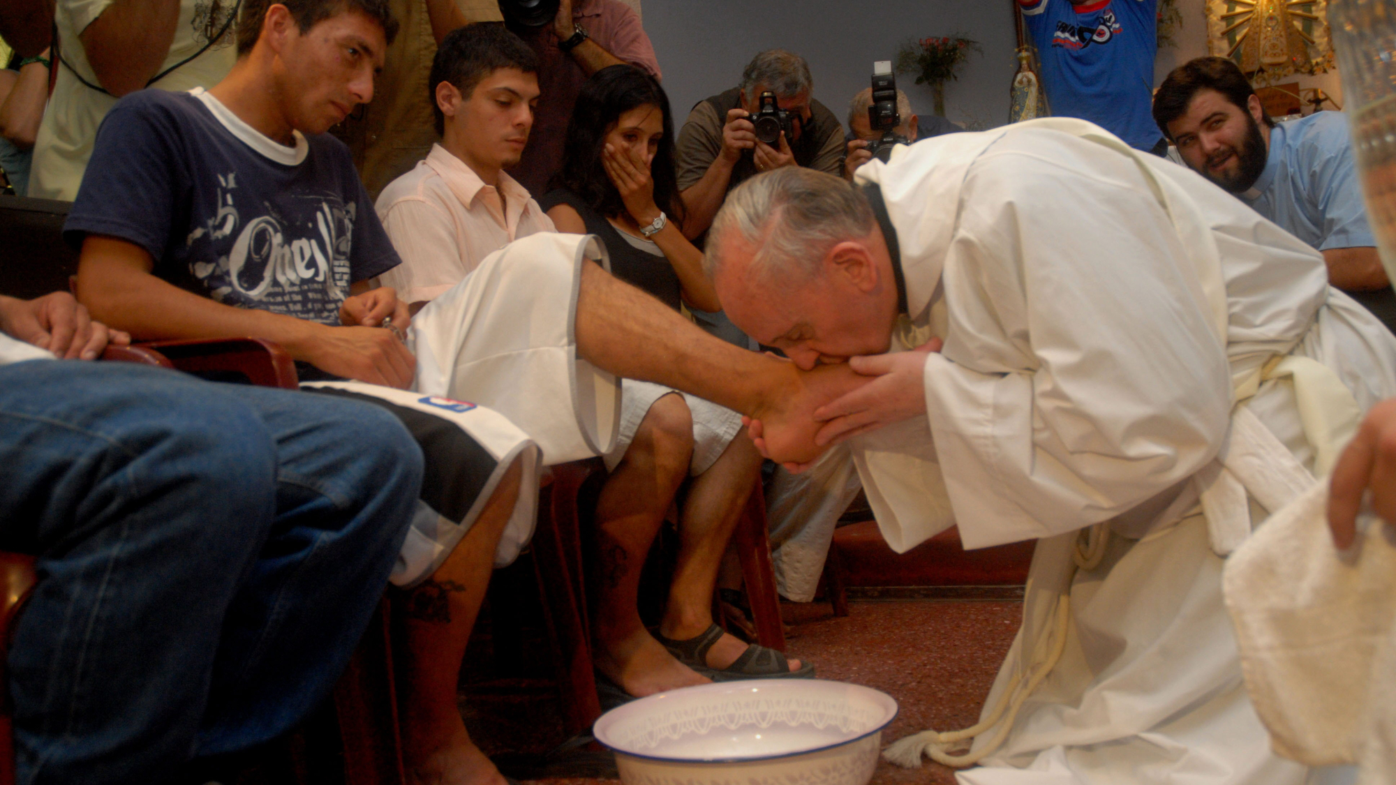BAS100. BUENOS AIRES (ARGENTINA), 13/03/2013. Fotografía de archivo del pasado 20 de marzo de 2008, muestra al arzobispo de Buenos Aires, Jorge Mario Bergoglio, besando los pies a gente pobre y drogadicta, durante la celebración de Jueves Santo en Buenos Aires (Argentina). Bergoglio fue porclamado hoy, miércoles 13 de marzo de 2013, como nuevo Papa, Francisco I. El hasta hoy jefe de la Iglesia argentina vivía en un pequeño departamento próximo a la catedral, viajaba en transporte público, visitaba villas (asentamientos marginales), parroquias y hospitales y animaba a los sacerdotes a salir a la calle y estar cerca de sus fieles. EFE/ ENRIQUE GARCÍA MEDINA